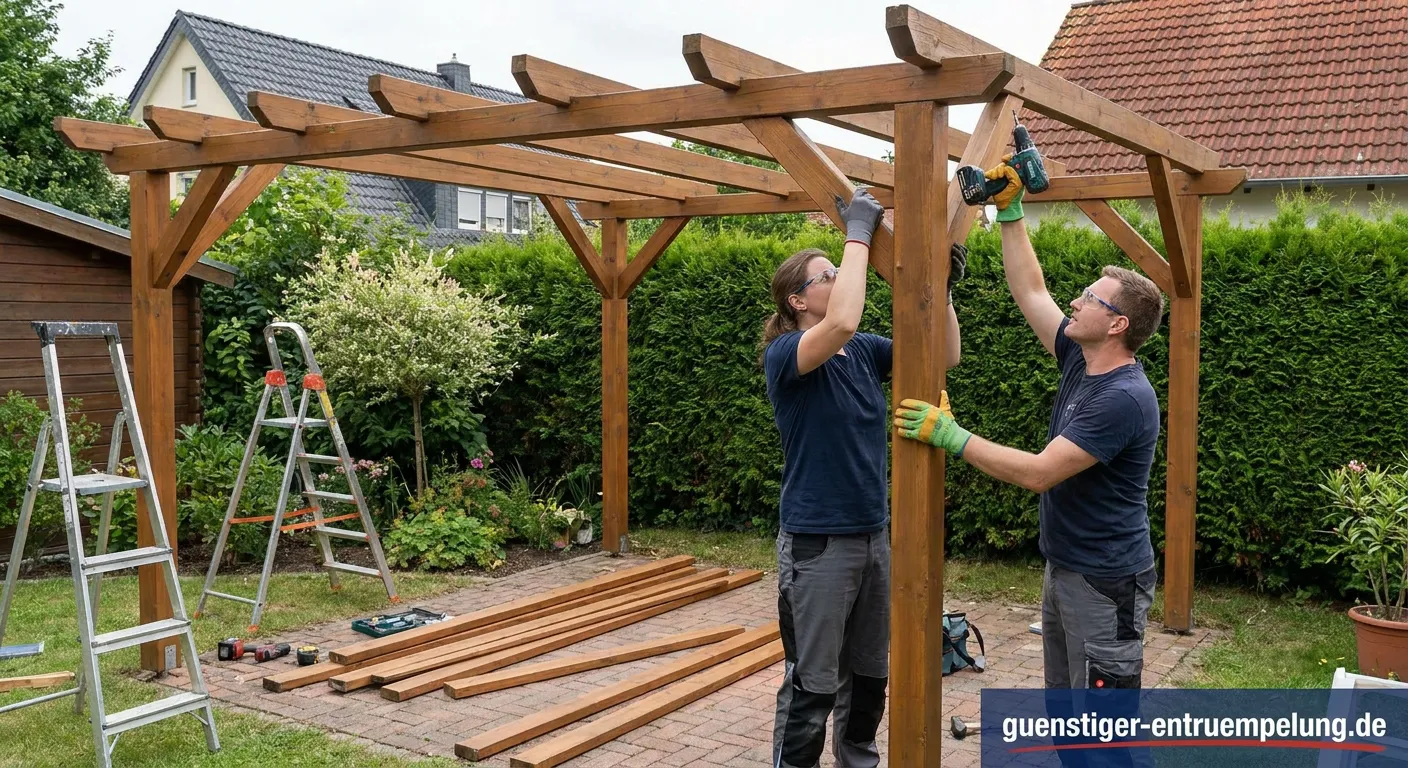 Pergola demontieren: Facharbeiter bauen eine Holzpergola ab